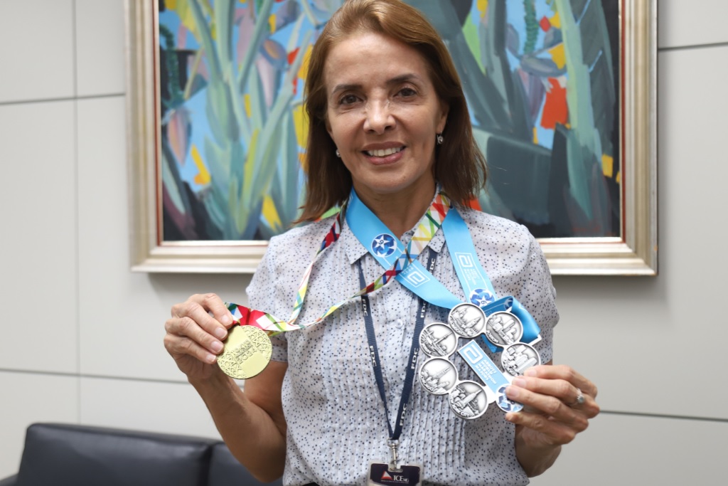 Denise exibe orgulhosa a  medalha Six Star (Foto: Daniele Fernandes)