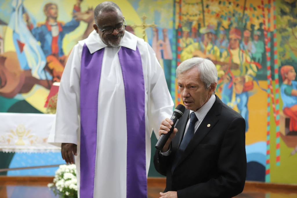 O conselheiro José Alves Viana e o Padre Gilson Oliveira
