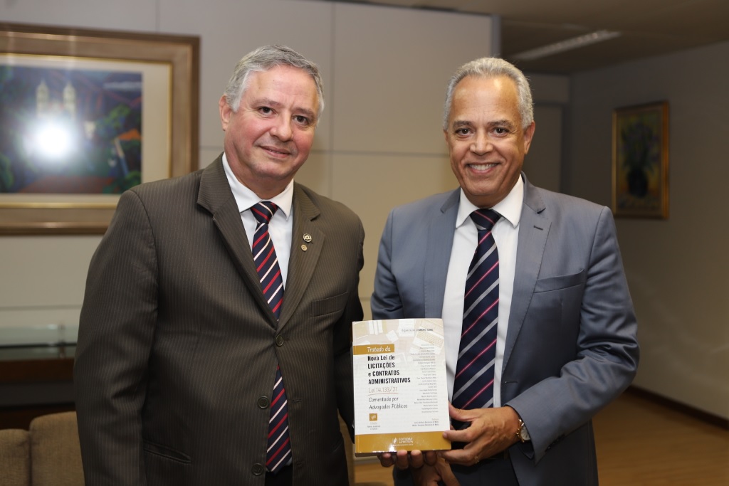 Anderson Morais Diniz entrega livro ao conselheiro Gilberto DIniz (Foto: Fred La Rocca)
