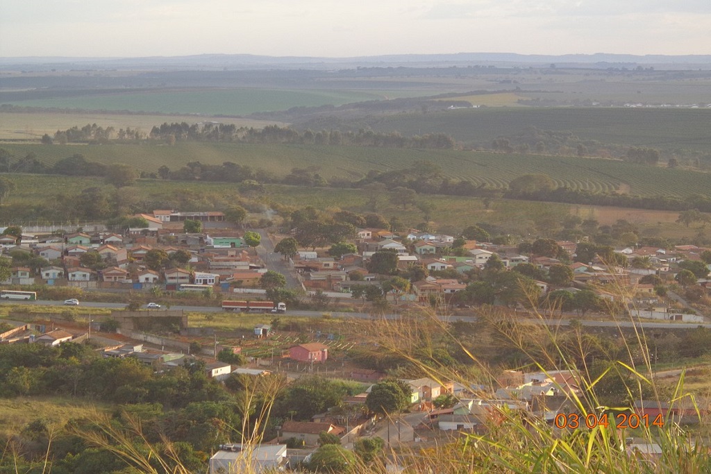 Vista da saída de Patrocínio para Uberlandia. Ao fundo, a Serra Negra