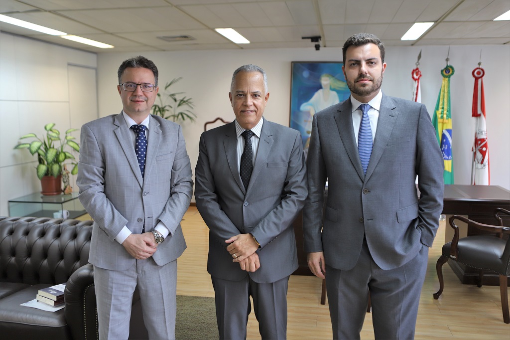 Conselheiro Gilberto Diniz entre representantes da Federação dos Institutos dos Advogados (Foto: Daniele Fernandes)