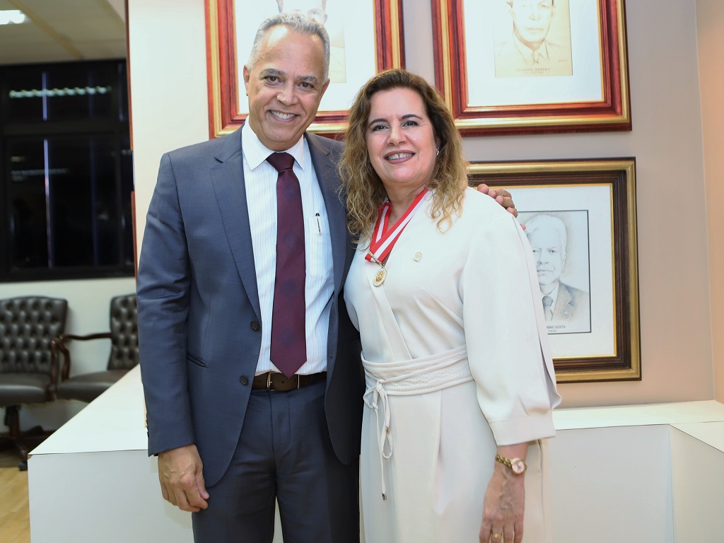 Conselheiro Gilberto Diniz entrega Colar de Mérito a reitora da UFMG  