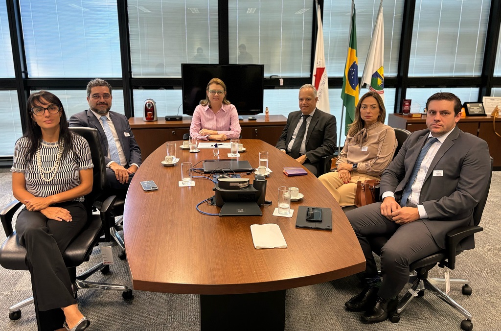 Acompanhado de equipe, o presidente Gilberto Diniz conheceu a Sala de Situação e o modelo de inteligência da Ouvidoria-Geral do Estado