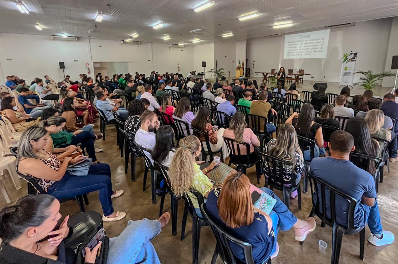 Auditório lotado para encontro técnico em Unaí