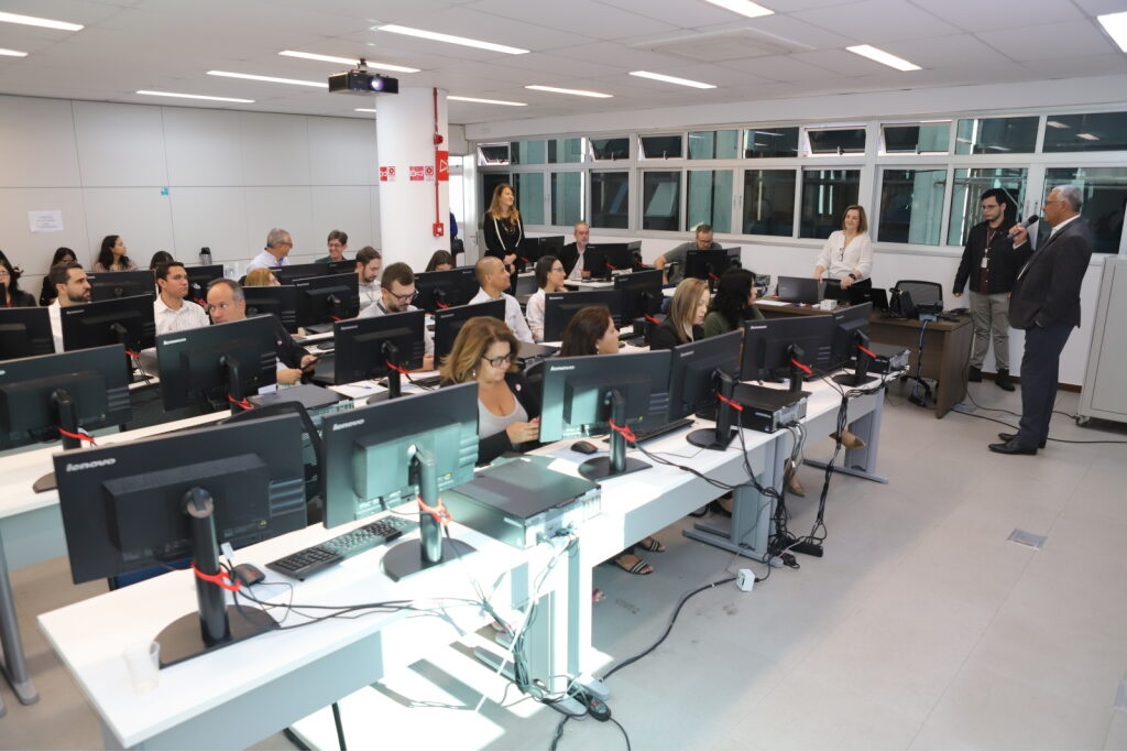 Servidores se reuniram em laboratório de informática pare receber orientações sobre GRP (Foto: Vinícius Dias)
