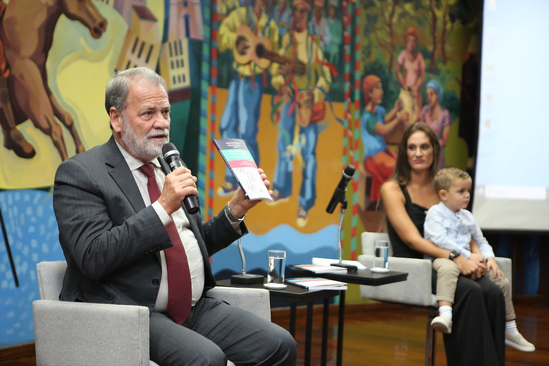 Acompanhada do filho Gael, Nicolle Bleme lançou seu livro no TCE/Foto: Hernando Garcia 