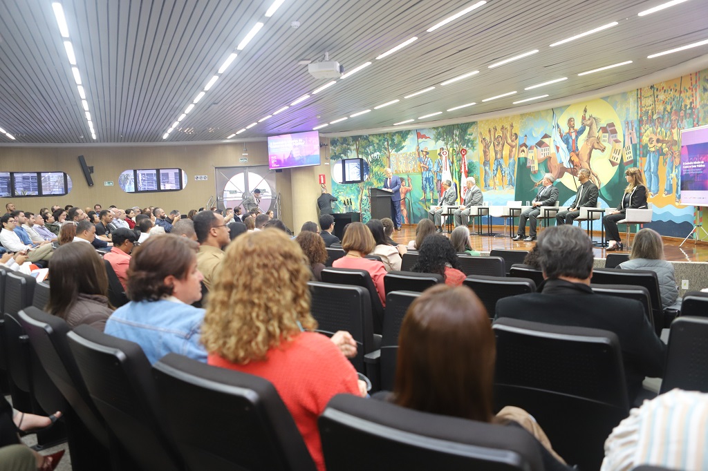 Presidente do TCEMG, conselheiro Gilberto Diniz, abriu o evento - Foto: Vinícius Dias