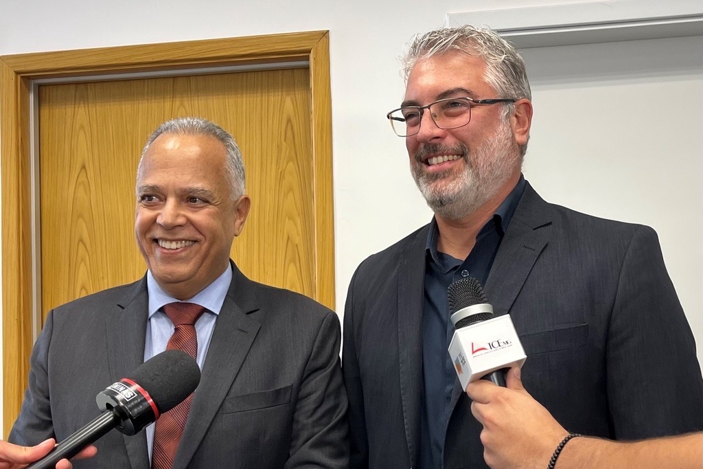 Gilberto Diniz recebe jornalistas da Rede Minas e TV TCE, ao lado de Gustavo Mendicino, presidente da EMC (Foto Felipe Jácome)