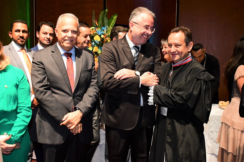 Presidente Gilberto Diniz, presidente da Amagis, juiz Luiz Carlos Rezende e Santos, e presidente do TJMG, desembargador Luiz Carlos de Azevedo Corrêa Junior: foto: TJMG