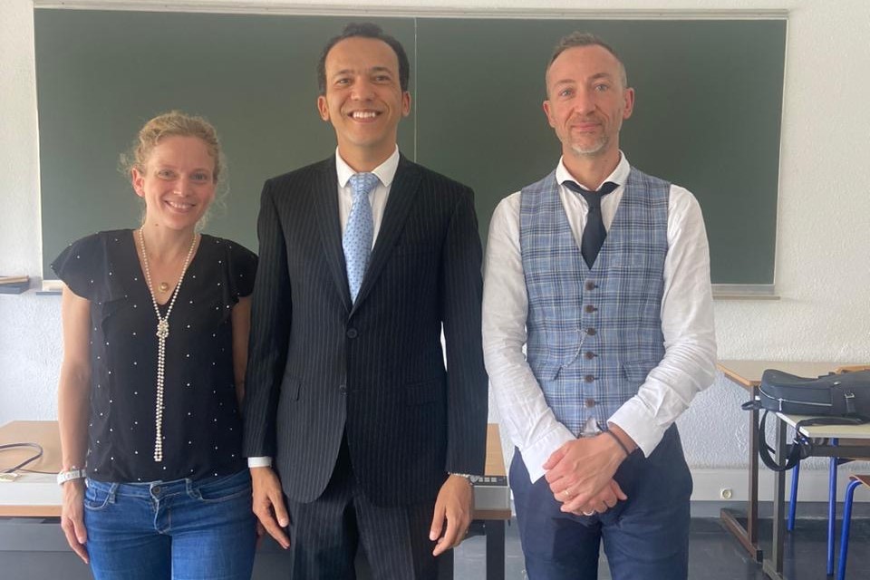 Professora Lucie Sourzat, vice-diretora do programa de mestrado; o servidor público Anderson Sampaio; e o professor Jean-François Giacuzzo, orientador e diretor do mestrado