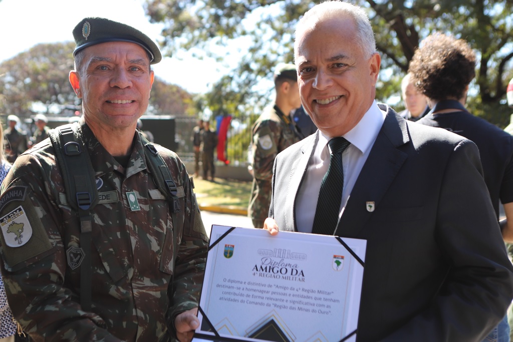 Conselheiro Gilberto Diniz recebe certificado das mãos do general Cantanhede (Foto Hernando Garcia)