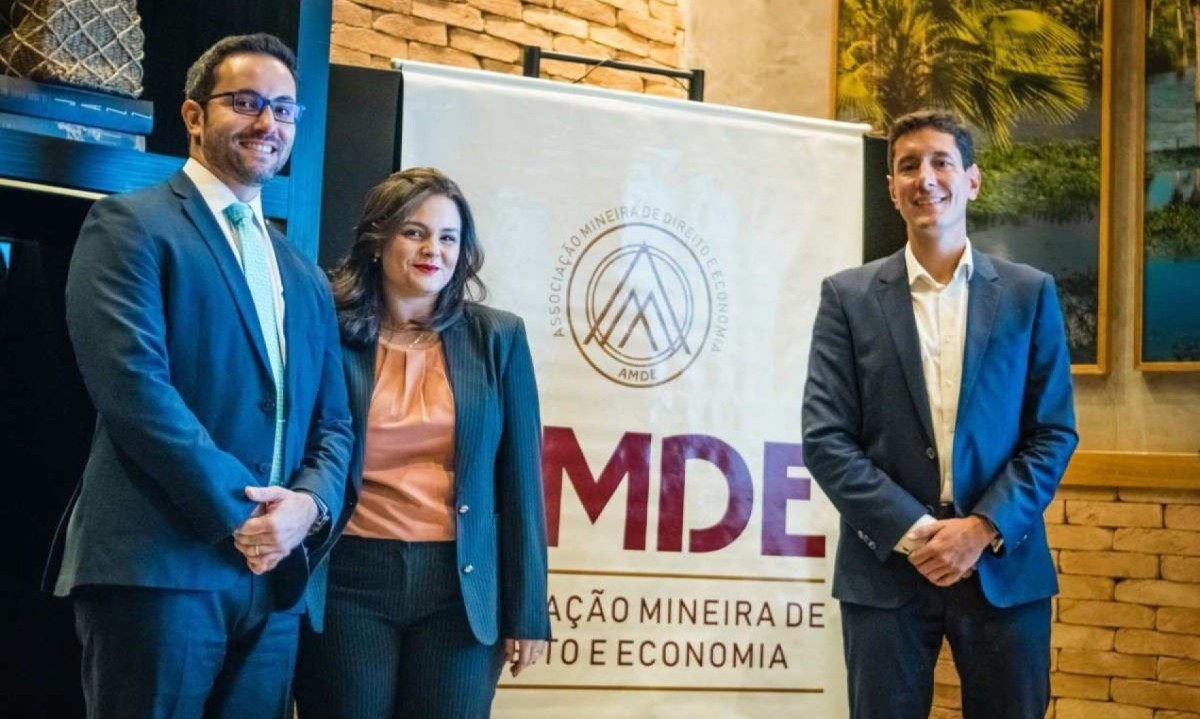 O presidente da AMDE, Daniel Pimenta, a diretora administrativa, Gabriela Pires e o diretor financeiro Túlio Martins