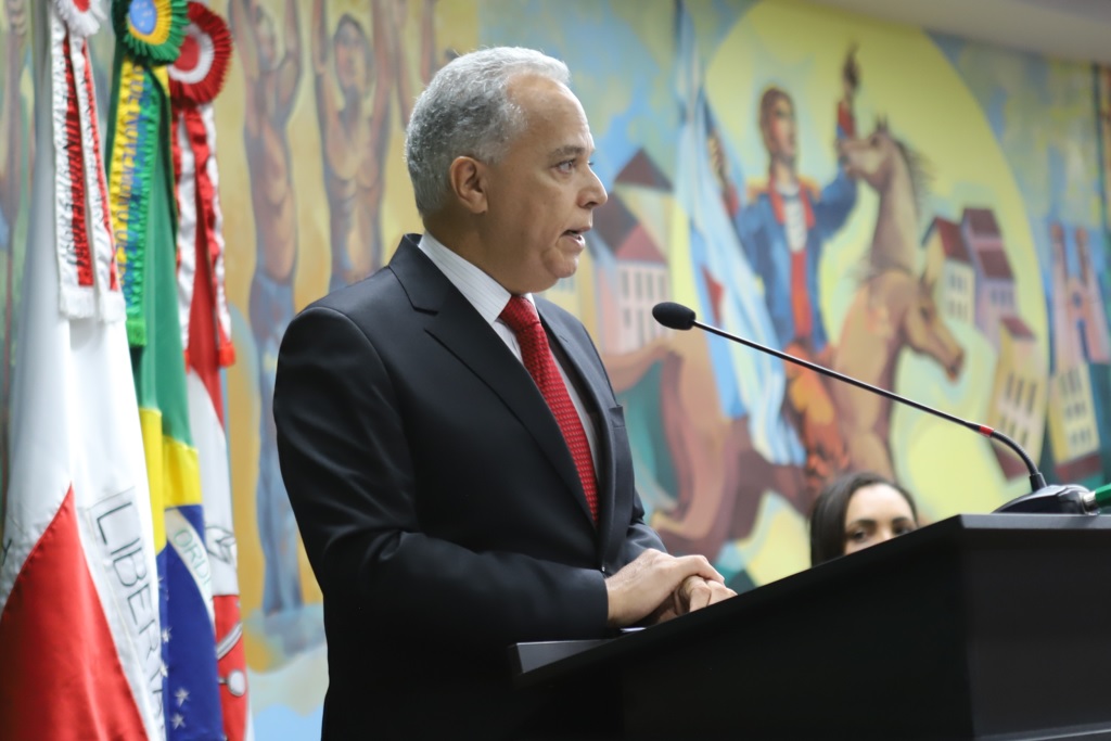 Em abertura de evento, presidente Gilberto Diniz afirma que conselhos de Educação são espaços de participação social (Foto: Vinícius Dias)