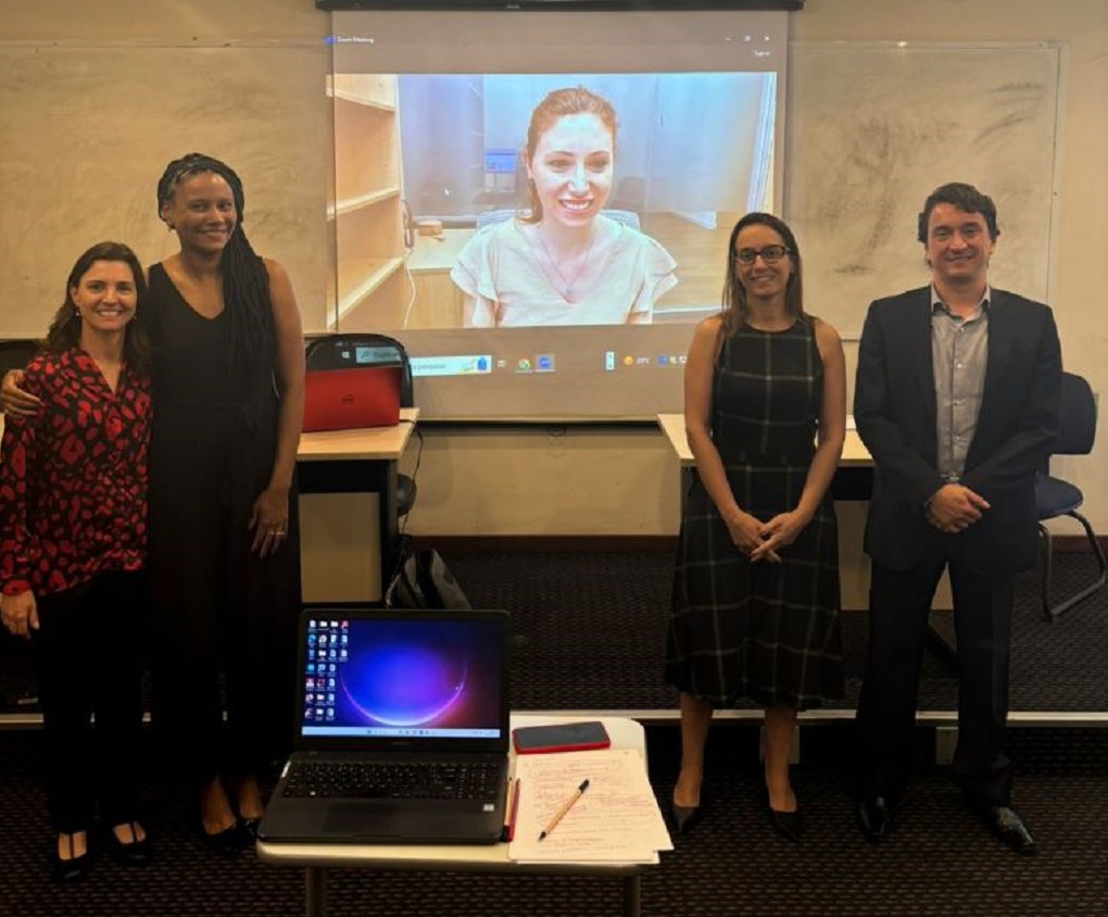 Na foto, da esquerda para a direita, a professora orientadora Maria Tereza Fonseca Dias; Ariane Shermam Morais Vieira; a Profa. Dra. Juliana Bonacorsi de Palma; a Profa. Dra. Daniela Mello Coelho Haikal e o Prof. Dr. Eurico Bitencourt Neto.
