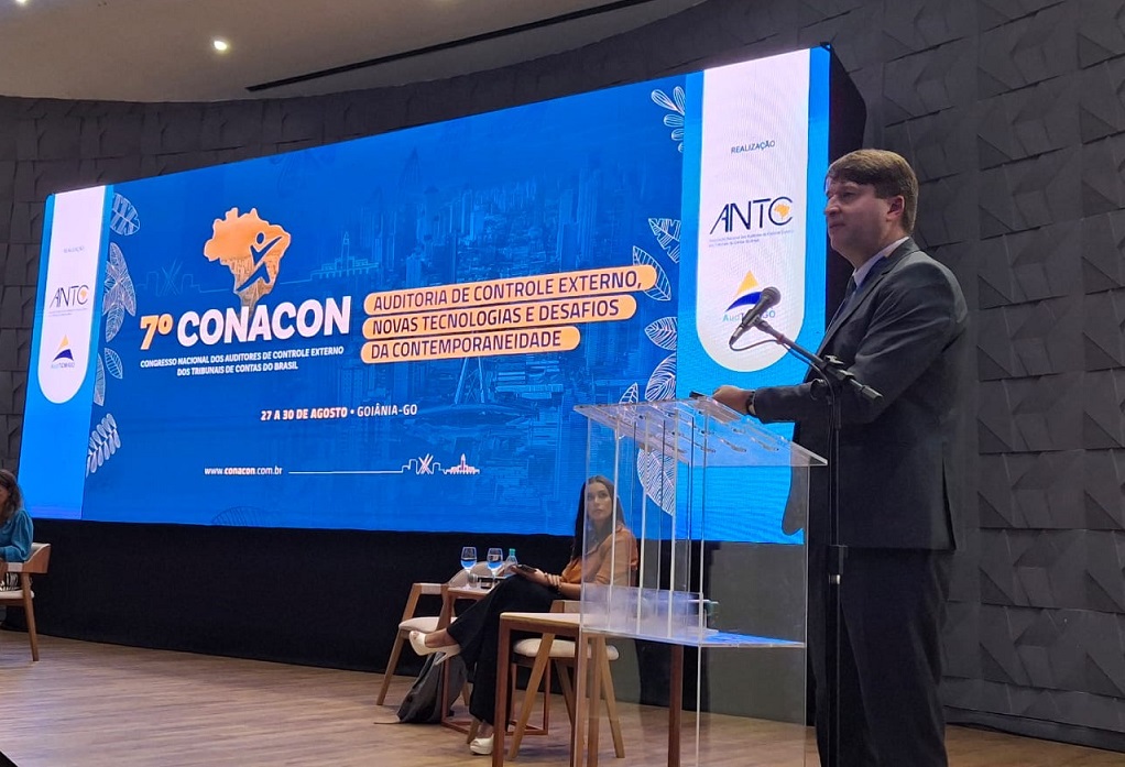 Procurador-geral do MPCMG palestra em congresso