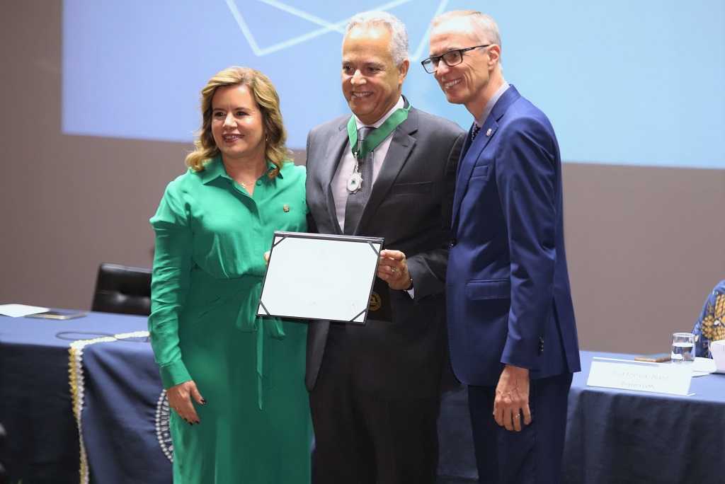 Presidente Gilberto Diniz recebe Medalha de Honra da UFMG - foto: Daniele Fernandes