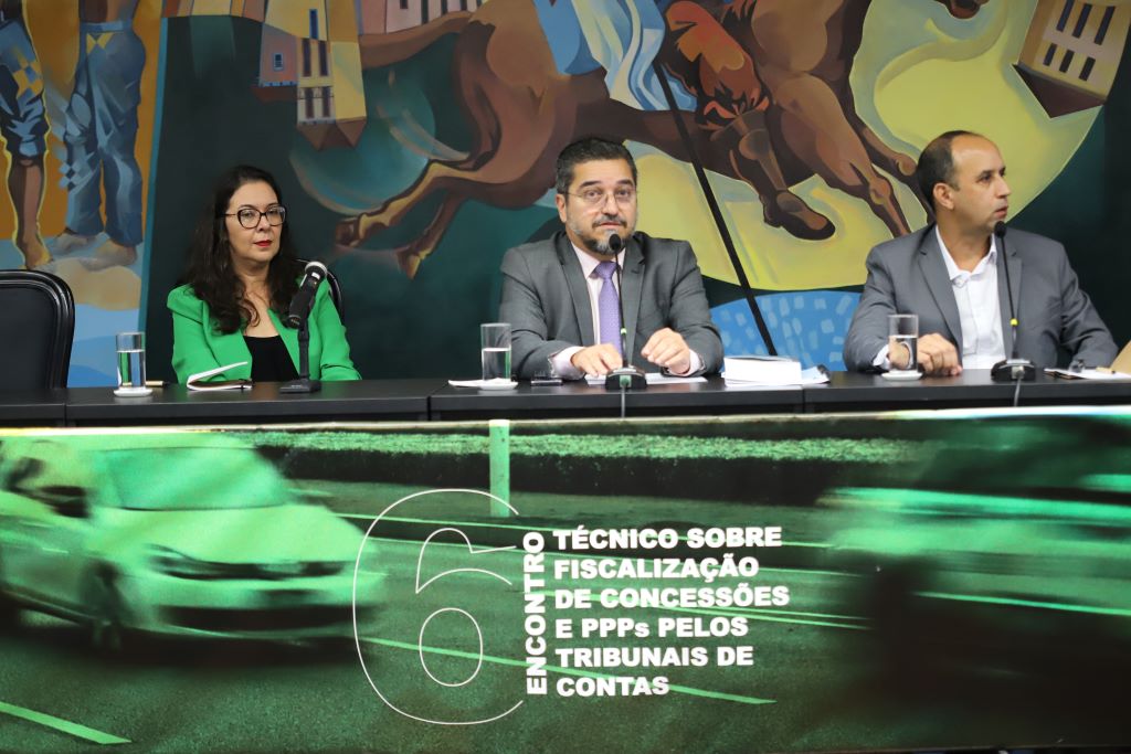 Na foto de Daniele Fernandes, da esquerda para a direita, procuradora do Ministério Público de Contas de São Paulo, Élida Graziane; o conselheiro ouvidor do TCEMG, Cláudio Couto Terrão e diretor de Planejamento, Orçamento e Finanças da Prefeitura de 