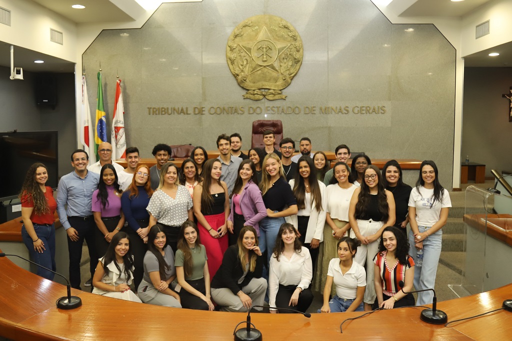 Alunos da PUC Betim no plenário do TCEMG - foto: Lucas Machado