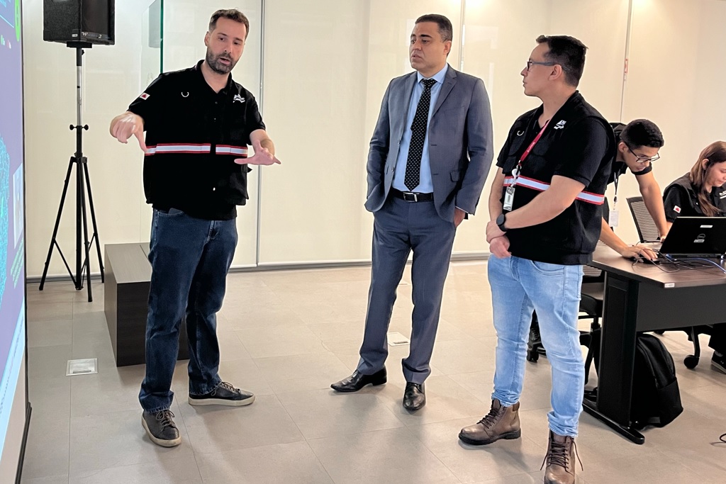 Servidores do TCEMG analisam informações recebidas na Sala de Controle