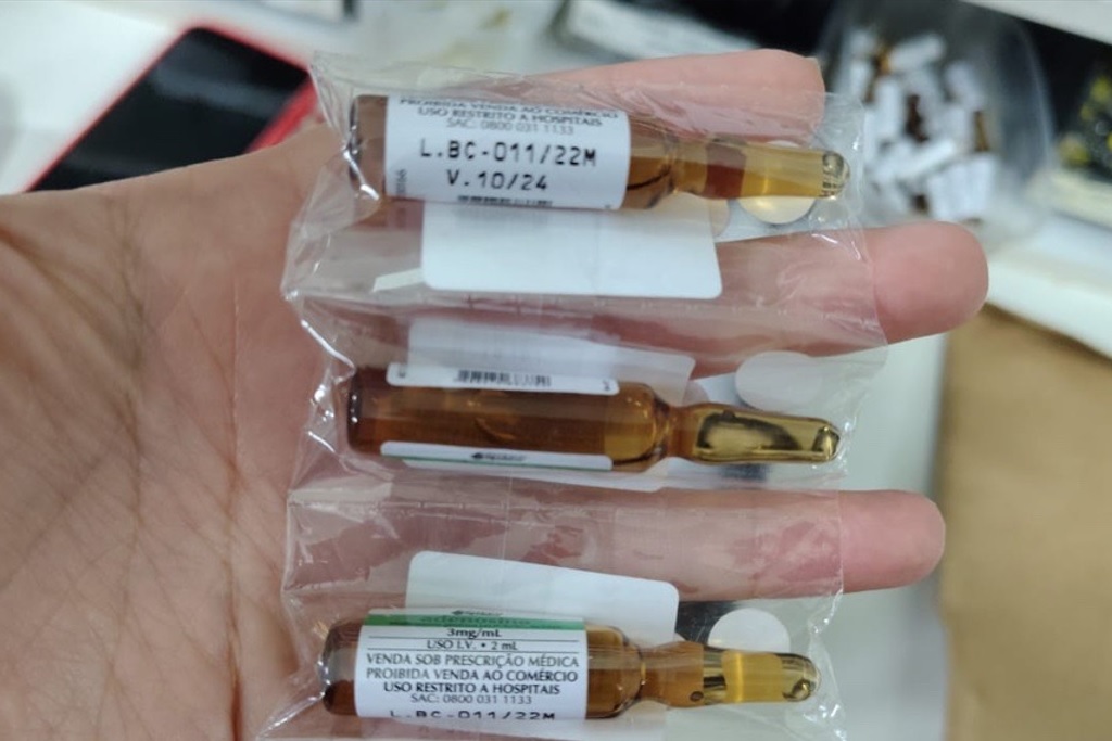 Auditor do TCEMG mostra medicamentos vencidos em Hospital de Itabira