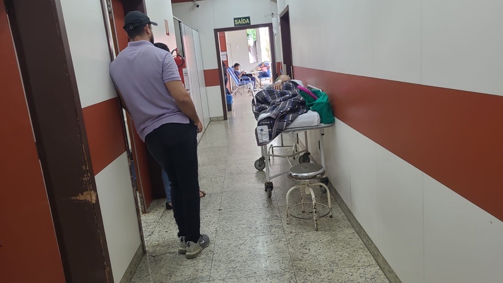 Pacientes sendo atendidos em macas nos corredores em Pedro Leopoldo - foto divulgação TCEMG