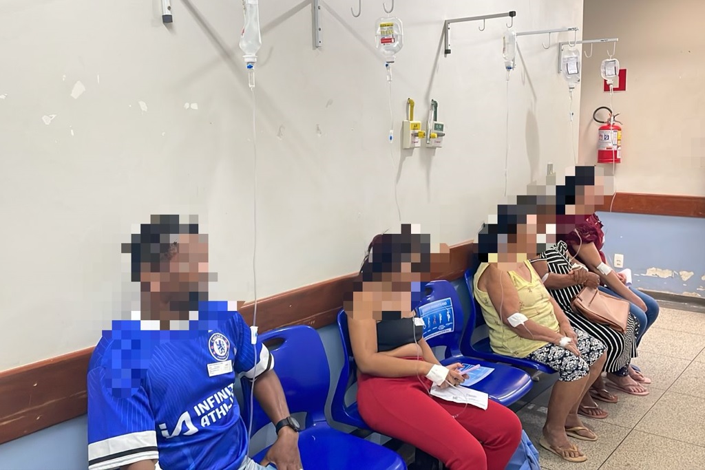Pacientes recebem medicamentos em corredor de UAI Morumbi de Uberlândia