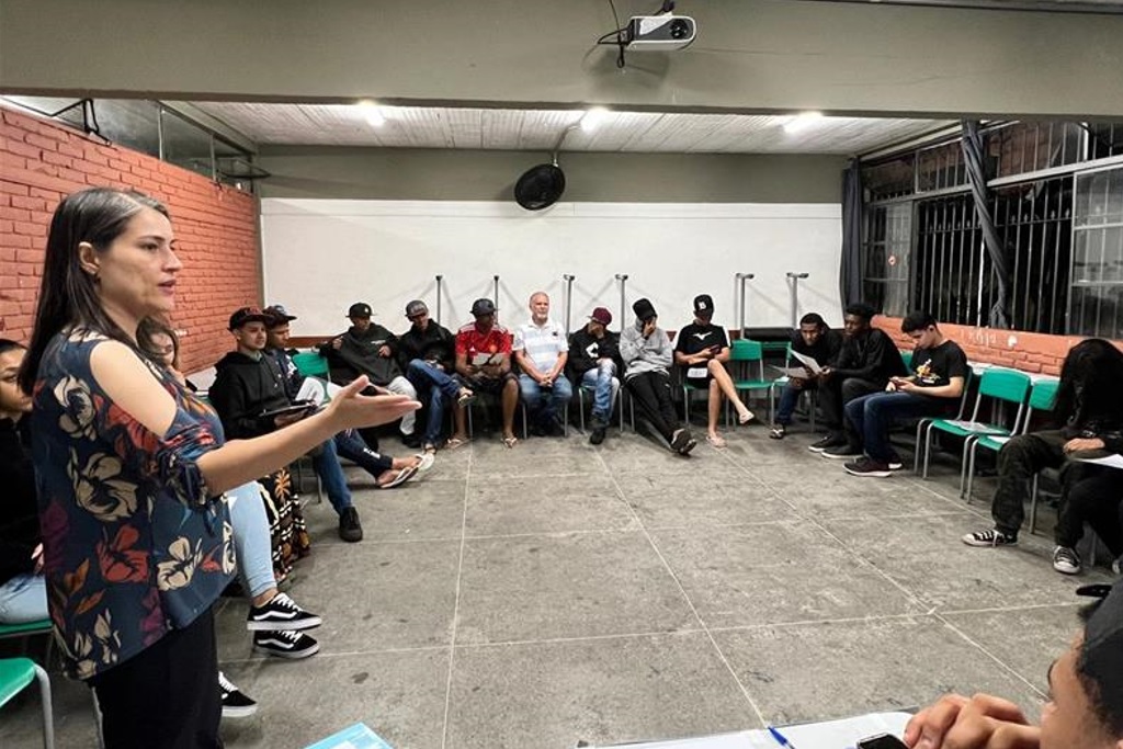 Fabrícia de Oliveira explica aos alunos da Escola Estadual Deniz Vale como funciona o Jogo do Tributo 