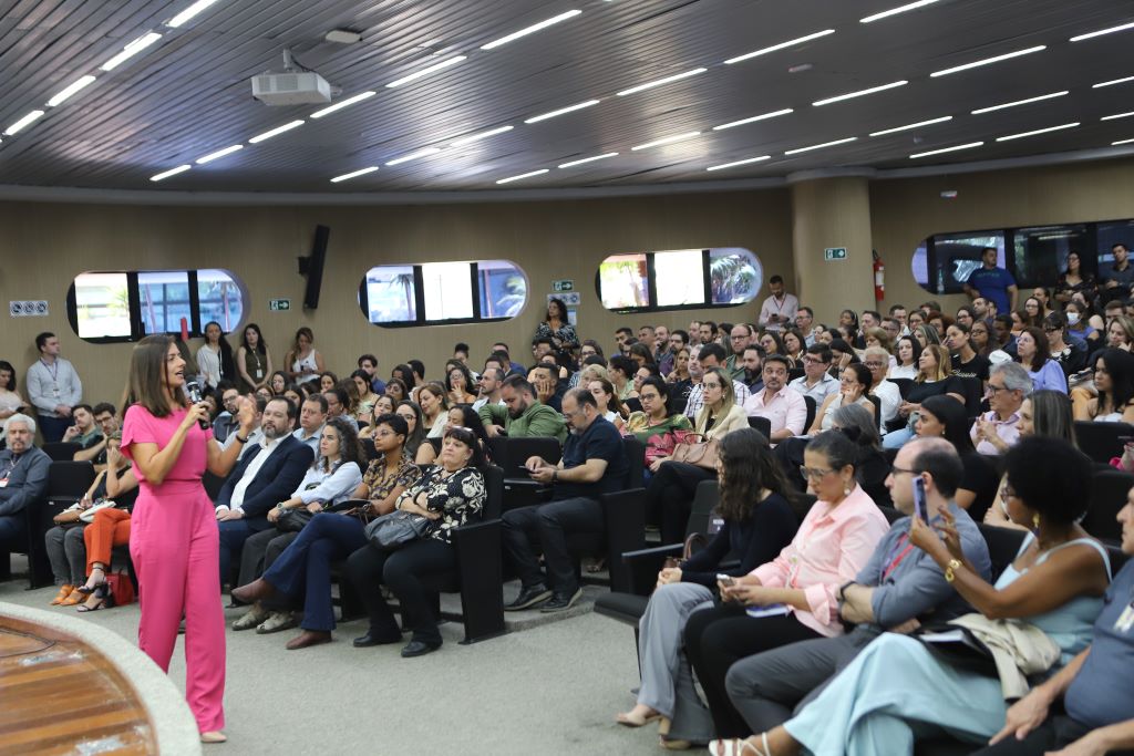 A analista de controle externo Natália Aparecida Ferreira apresentou o Módulo Edital e Licitações. Foto de Daniele Fernandes