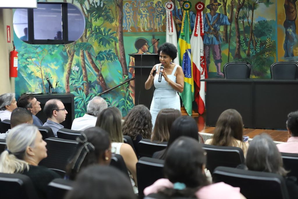 Elizabeth Regina Queiroz, analista de controle externo, falou sobre as alterações no módulo Acompanhamento Mensal. Créditos: Hernando Alvarenga Garcia 