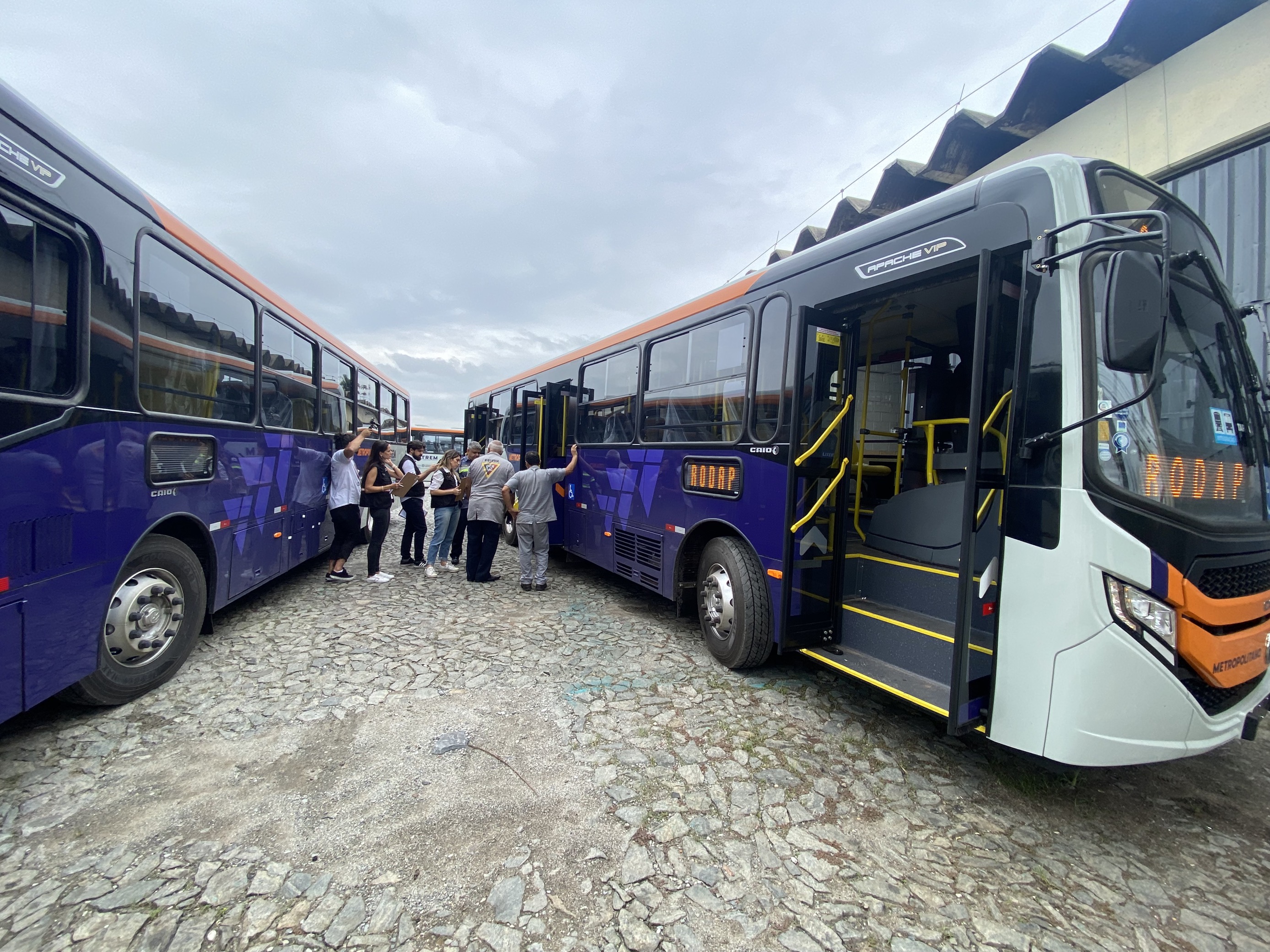 Auditores fiscalizam novos ônibus - Fotos: Lucas Borges