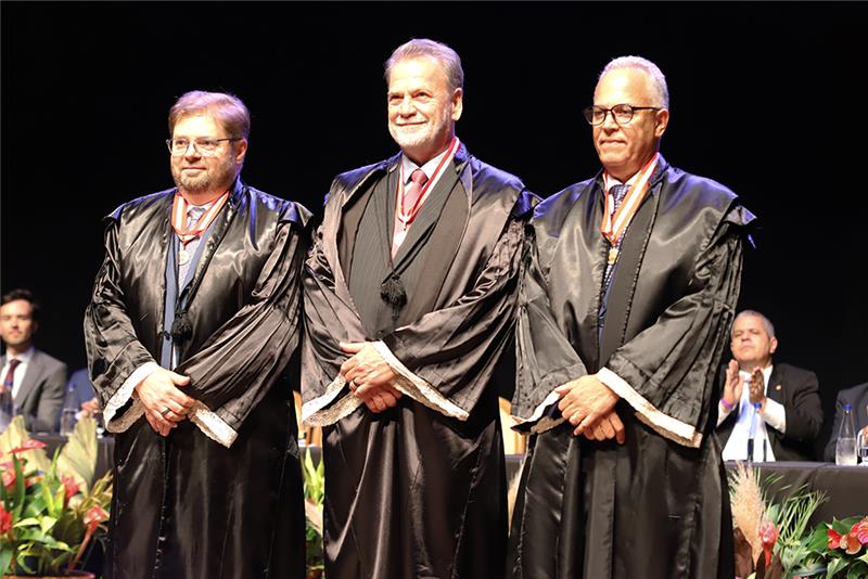 Presidente Durval Ângelo entre os conselheiros Agostinho Patrus e Gilberto Diniz (Foto: Daniele Fernandes)
