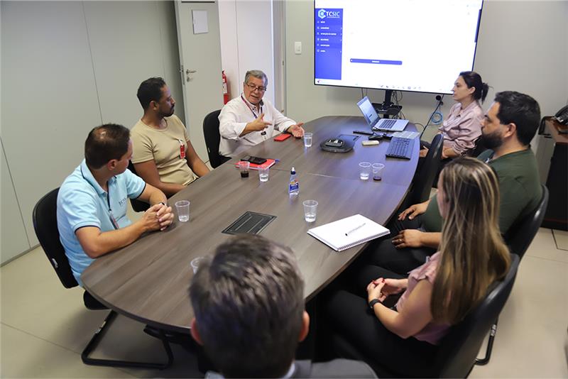 Equipe do TCE recebeu servidores de Santa Luiza para apresentar sistema capaz de acompanhar a gestão fiscal do Estado (Foto: Vinícius Dias)
