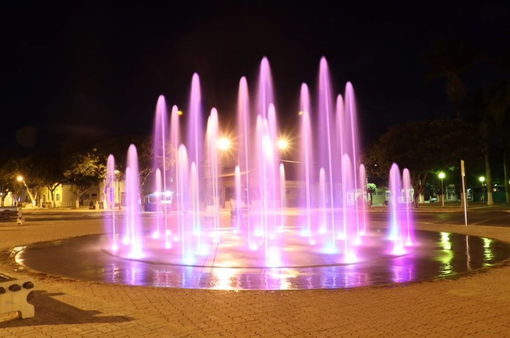Fonte luminosa de frente à Câmara Municipal de Taiobeiras/MG
