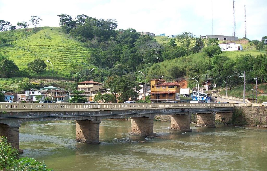 Ponte velha sobre o Rio Piranga - Nova Ponte / MG - imagem licenciada
