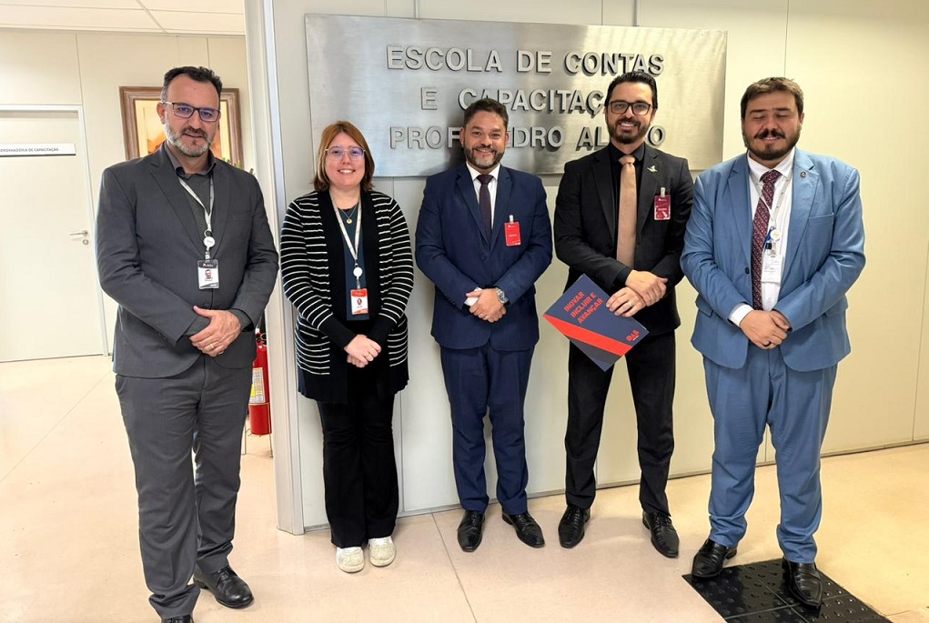 Paulo Sérgio, gestor educacional da Escola de Contas; Alice Castelani, analista da Escola de Contas ; Lúcio Medeiros e Diego Leonel (OAB) e Rodrigo Marzano - foto: divulgação Escola