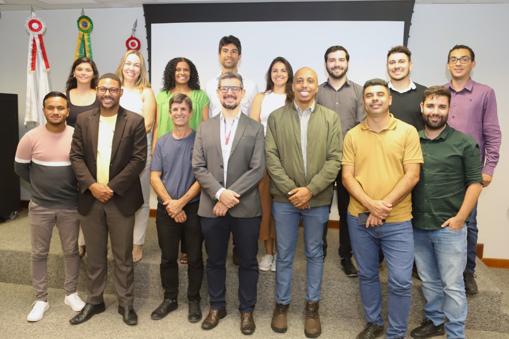 O professor Gustavo Terra Elias recebeu os servidores de Conselheiro Lafaiete (Foto: Daniele Fernandes)