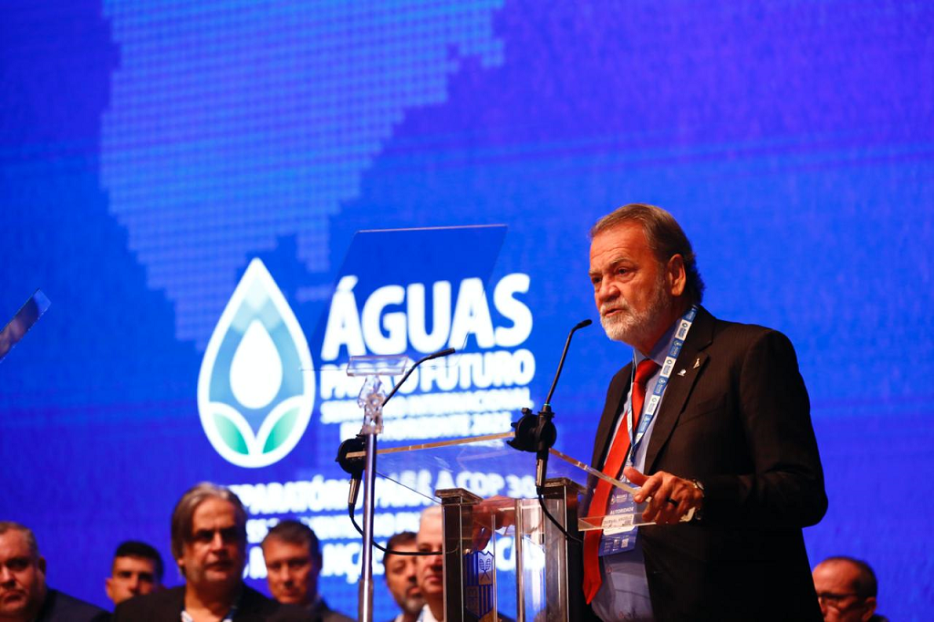 O presidente do TCEMG, Durval Ângelo, enfatizou a importância de uma sociedade com mais igualdade para a defesa das águas - Foto: Hugo Cordeiro