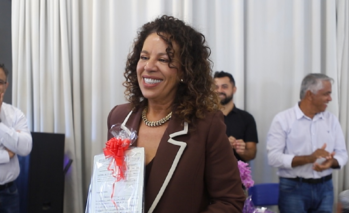 Edilene Lobo recebeu seu boletim da quinta série - Foto: Vinícius Dias