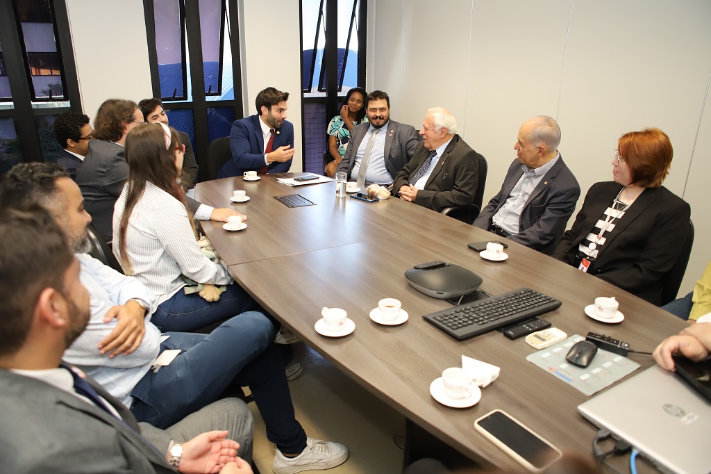 Professor Joaquim Salgado se reuniu com equipe da Escola de Contas e vereador Pedro Rousseff - foto: Daniele Fernandes