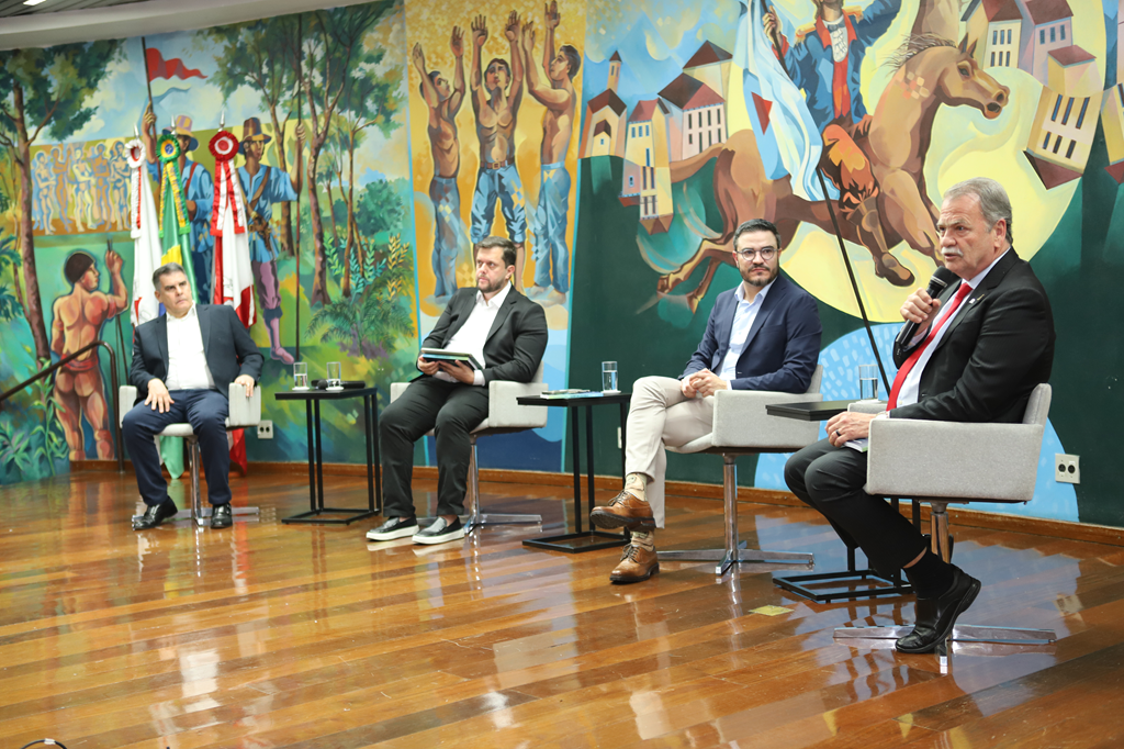 Paulo Brant, Daniel Machado, Alisson Moraes (autor) e presidente Durval Ângelo - foto: Daniele Fernandes