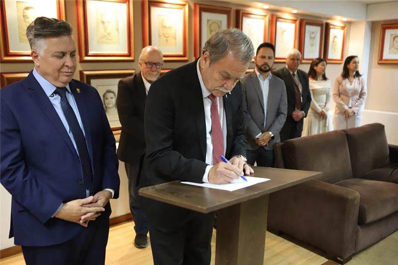 Durval Ângelo e Álvaro Damião assinaram termo de cooperação - fotos: Daniele Fernandes