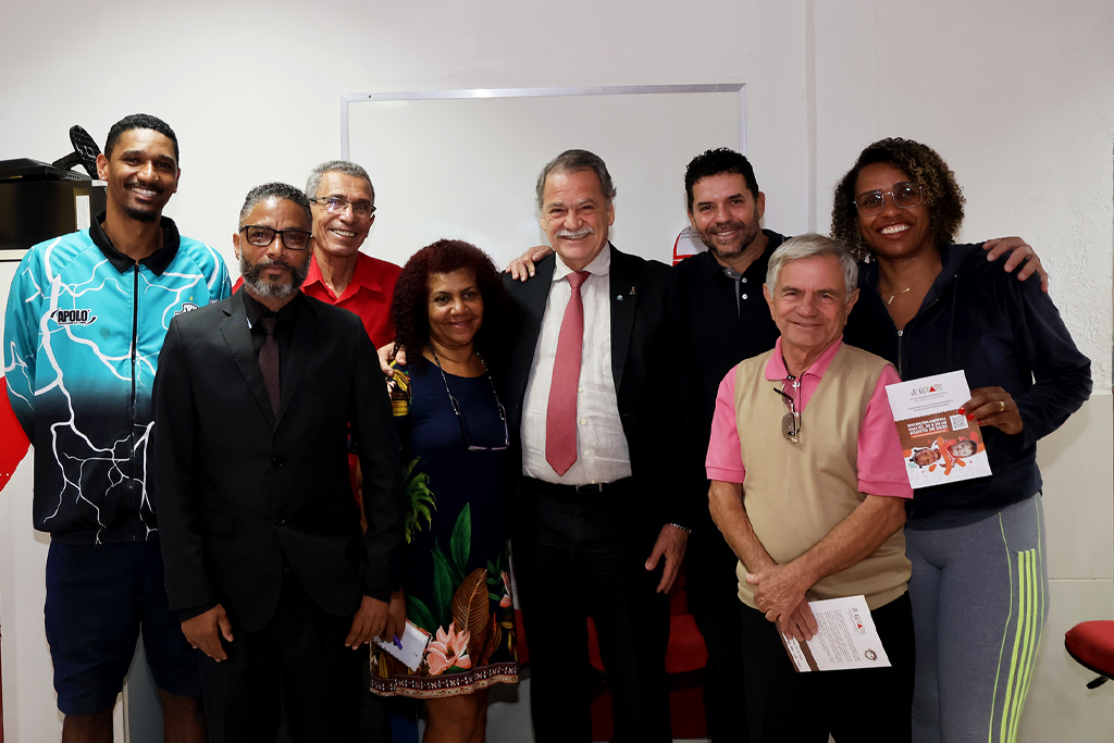 Parceria em ação: Grupo reunido durante a visita do TCEMG à creche do Paulão para reforçar o apoio à Primeira Infância (Foto: Thiago Rios Gomes)