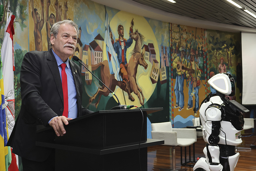 O presidente Durval Ângelo (foto Vitor Piroli)