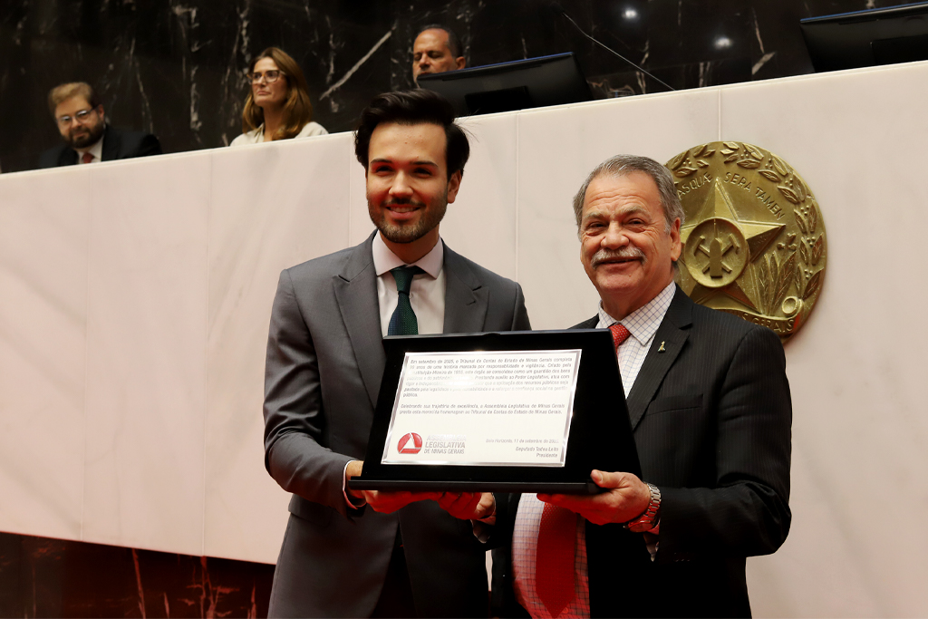 O presidente da ALMG entregou ao presidente do TCEMG uma placa comemorativa (Foto: Thiago Rios Gomes)