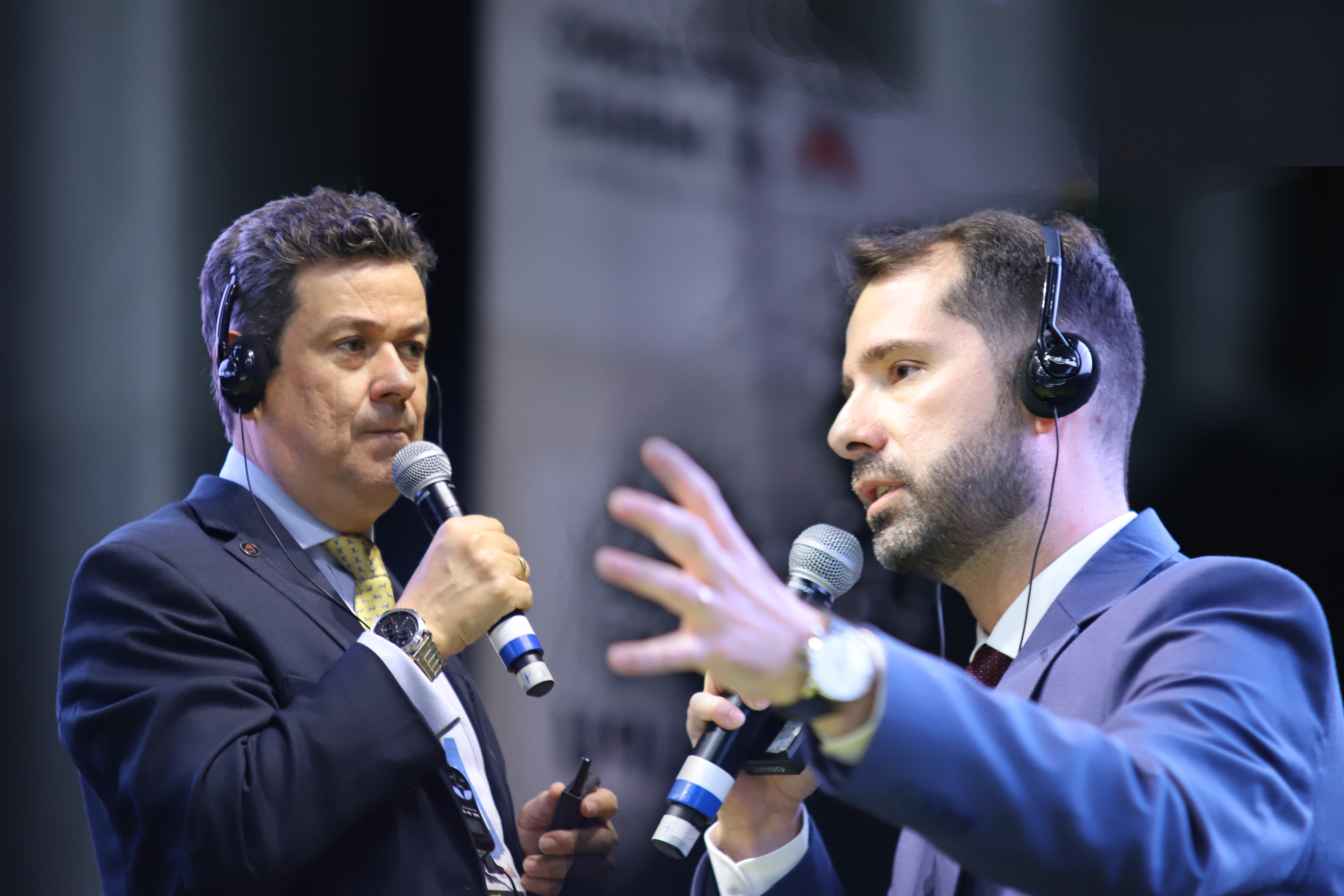 Gustavo Vidigal (á esquerda) e Pedro Henrique Azevedo (á direita) falam em Congresso Brasileiro de Direito Administrativo 