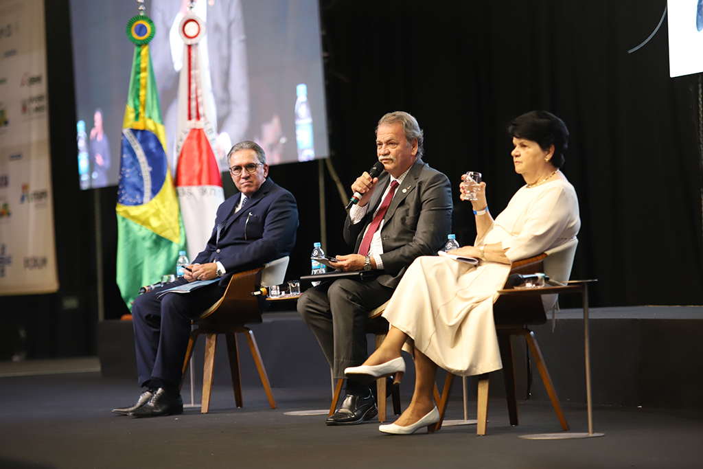 O presidente Durval Ângelo presidiu uma das mesas das conferências especiais que marcaram o encerramento do 39º Congresso Brasileiro de Direito Administrativo (Foto: Viniciu Dias)