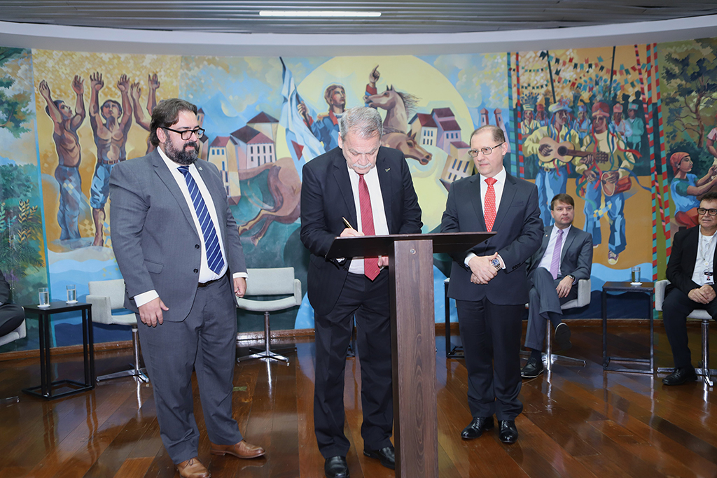 O convênio foi assinado pelo presidente do TCEMG pelo presidente da Cemig SIM e pelo presidente da Cemig (Foto: Daniele Fernandes) 