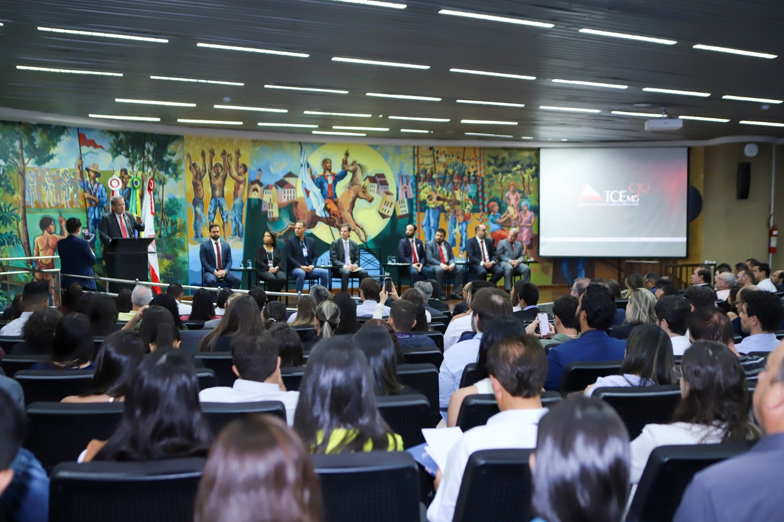 Conselheiro-presidente Durval Ângelo reforçou que o Tribunal quer avançar em normativas em parceria com os consorciados - Foto: Thiago Rios Gomes/TCEMG