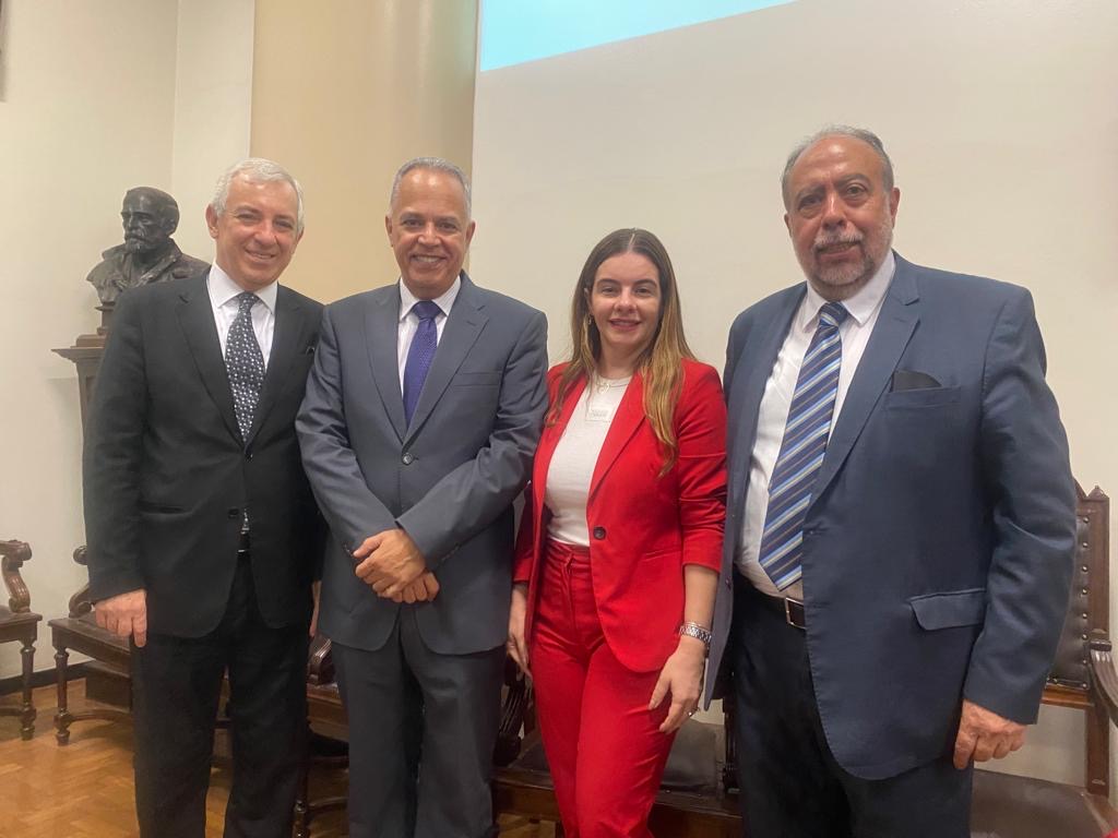 Presidentes do TRE-MG, do TCEMG, representante do IAMG e diretor da Faculdade de Direito da UFMG