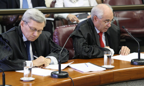 O Relator Mauri Torres (dir.) e o Revisor José Alves Viana